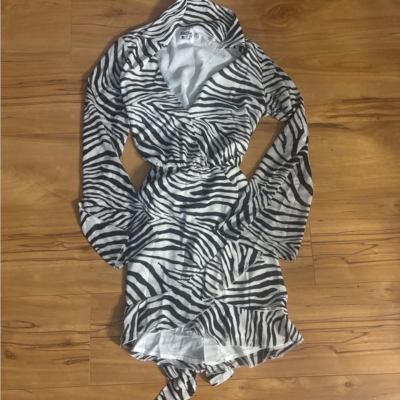 NWOT Princess Polly MARTY LONG SLEEVE MINI DRESS ZEBRA - Picture 2 of 5